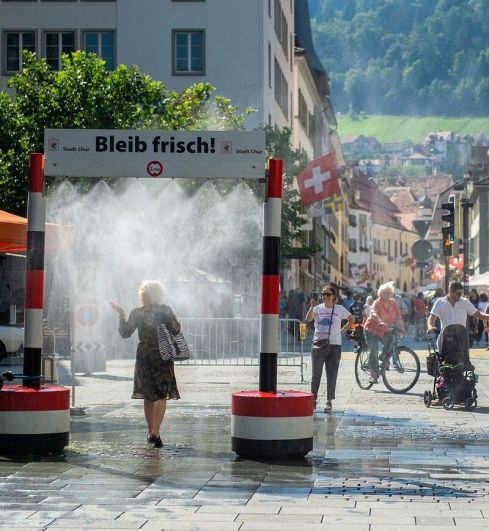 Wird noch häufiger nötig sein: Erfrischung am Churer Postplatz. Und die Annahme der Stadtklima-Initiative! Bild Livia Mauerhofer