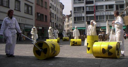 AtommüllfässerGRollen auf dem Martinsplatz