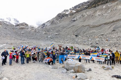 Zeremonie am Morteratschgletscher am 20. Mai. Es nahmen ca. 150 Personen teil. Der Versammlungsort war der Stand des Gletschers im Jahr 2015. Den Gletscher sieht man im Hintergrund nicht mehr. Bild vergrössern...